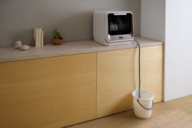 「タンク式」とは、分岐水栓の取り付け工事が不要で、本体上部の給水口から水を注いで使う、卓上据え置き型の食器洗い乾燥機のこと