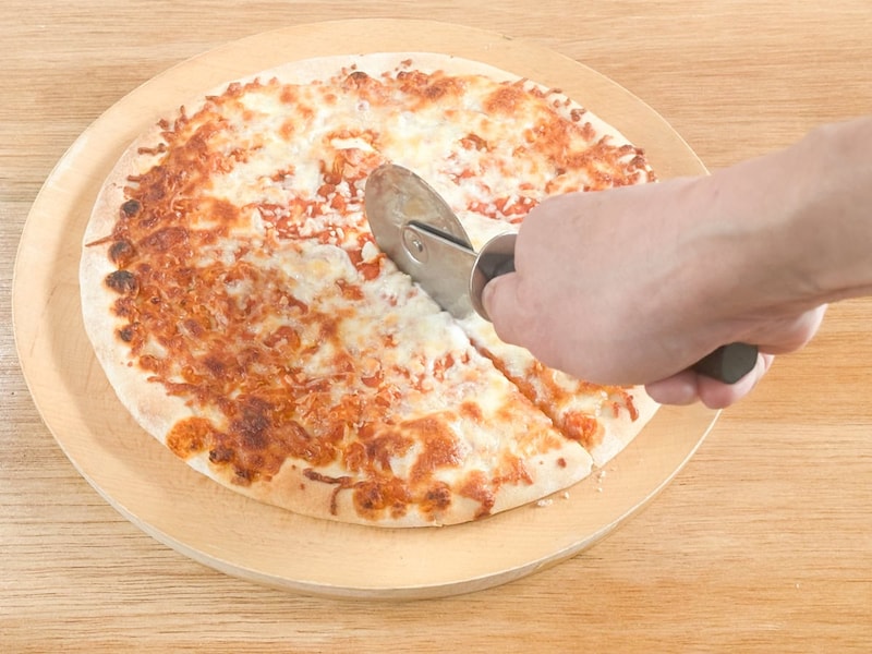 やっぱりバジルの緑がないと物足りなさを感じますが、直径25cmの大きさで386円の安さなので、そこは目をつぶりましょう