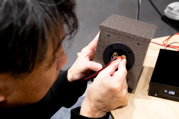 本格音響システムの設定がケーブル1本をつなぐだけの超簡単で、機器も超コンパクトで置き場に困らない