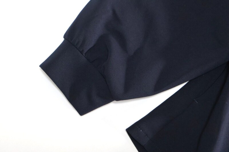 袖口もかっちりとしたデザイン