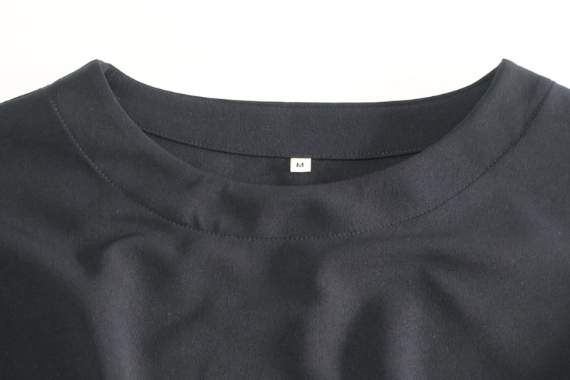 首元には伸びにくい加工