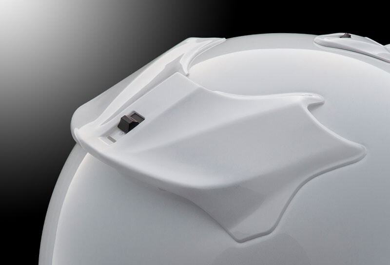 高速走行時における頭部のブレを抑え、後方に発生しやすい乱気流をコントロールし、空気抵抗を低減させてライダーの疲労を軽減するARスポイラー