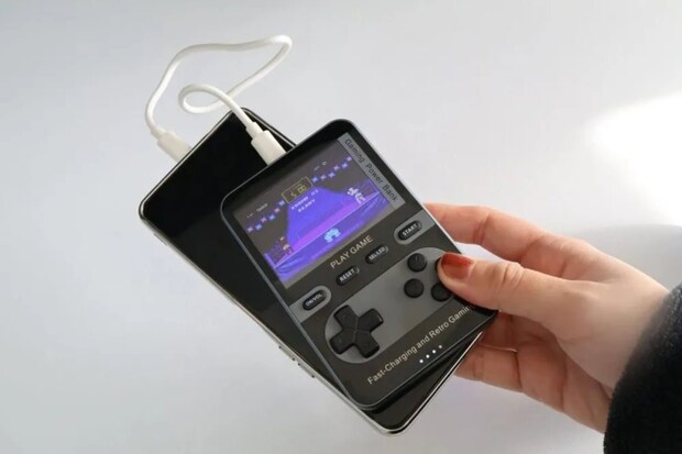 第2位　【逆に電池食うだろ!?】ドンキの謎商品“88種のゲームが遊べる”モバイルバッテリーは本末転倒なのか？ガチ検証してみた