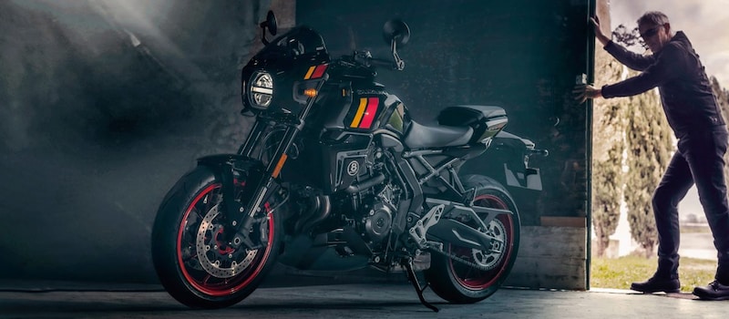 見た目の雰囲気を大きく変えてくれる丸型のヘッドライトをスクエアタイプに見せ、より精悍な印象を与えるとともに防風効果も備えたヘッドライトカウルが特徴的