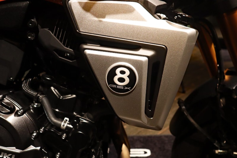 ビリヤードの勝負球である8ボールをモチーフとしたアイコニックなエンブレム（8T）