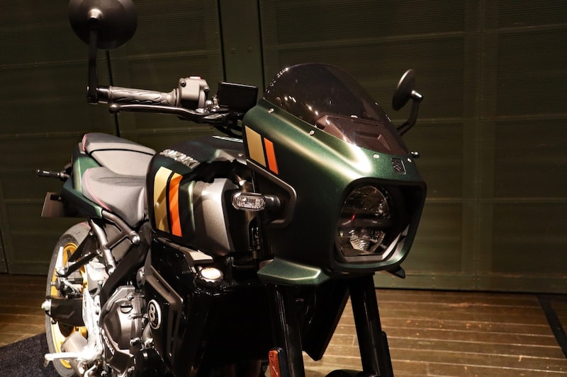 精悍な印象を与えるとともに防風効果も備えたヘッドライトカウル