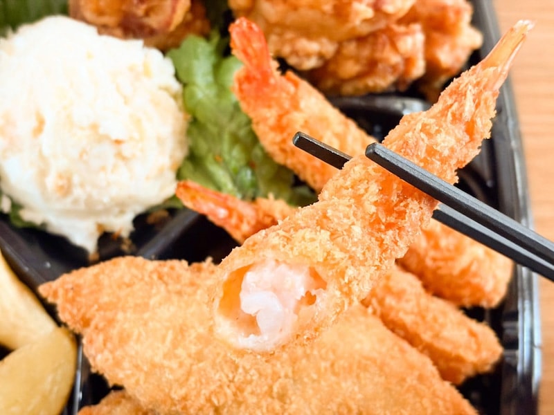 よく見かけるサイズ感のエビフライ。中もよく見かける細身サイズ