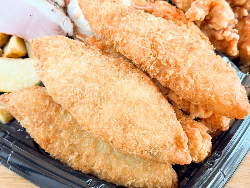 のり弁の定番おかずである白身魚のフライが3枚も入っています