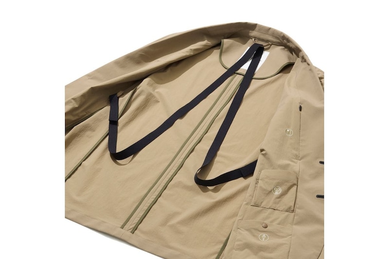 脱いだジャケットで手を塞がれたくないとの想いから、登山用アウターを参考に“背負える構造”を採用