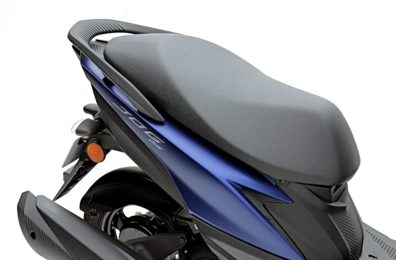 クッションの硬さを調整することで、良好な足つき性と快適な乗り心地を両立したシート