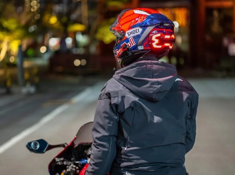 第2位　【バイク乗り必見】追突事故のリスクを劇的に下げる！ヘルメットに貼るだけ“第3のブレーキランプ”がライダーの命を救う!?