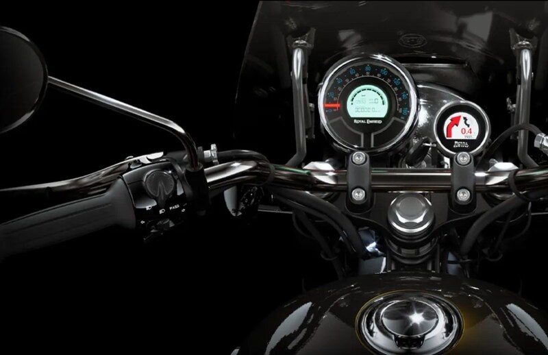 レトロな針式のアナログメーターとコンパクトなデジタルディスプレイを組み合わせたメーターと簡易型ナビゲーション「トリッパー」を採用