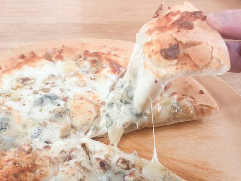 ゴルゴンゾーラの糸引き感もすごいのですが、食べると香ばしいくるみのカリカリ食感が楽しく、やはり一番高いだけはあると納得