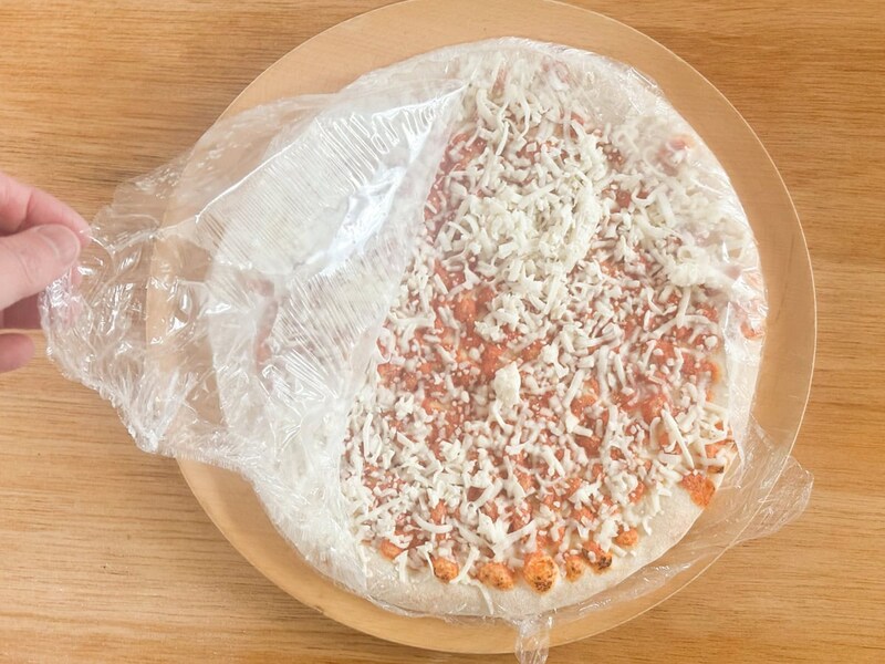 下準備として、冷凍ピザを常温で10分ほど解凍してから焼きはじめます