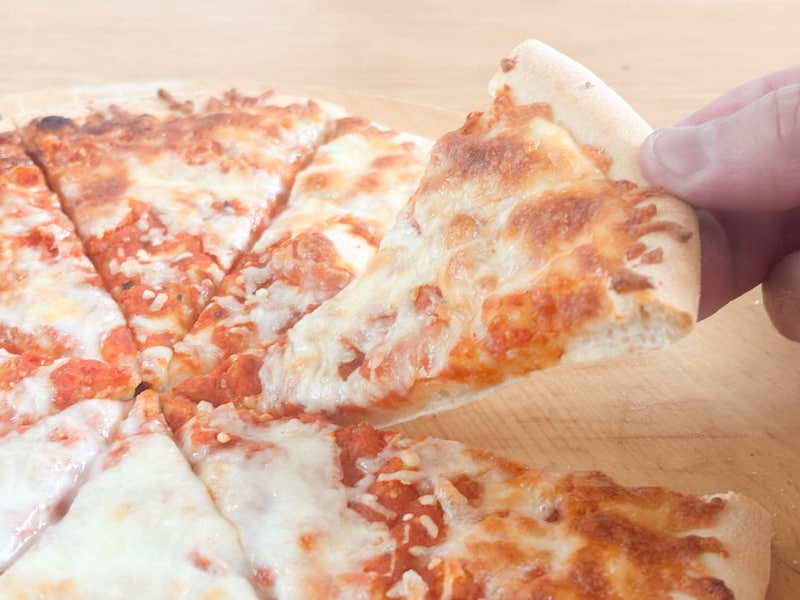 生地はクリスピーとピザパンの中間みたい。歯応えしっかりのモチモチ生地です。フチがカリッと焼き上がるので食感の違いもプラスされておいしさアップ！