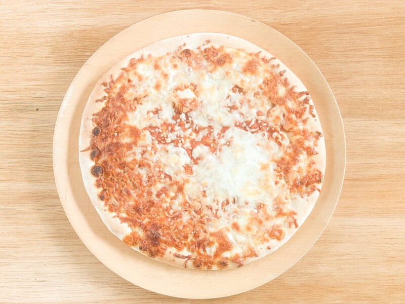 「ピザマルゲリータ」というと、イタリア国旗と同じ、緑、白、赤の3色のピザをイメージしちゃいますが、このピザはトマトソースの赤とチーズの白だけの超シンプルな「ピザマルゲリータ」です