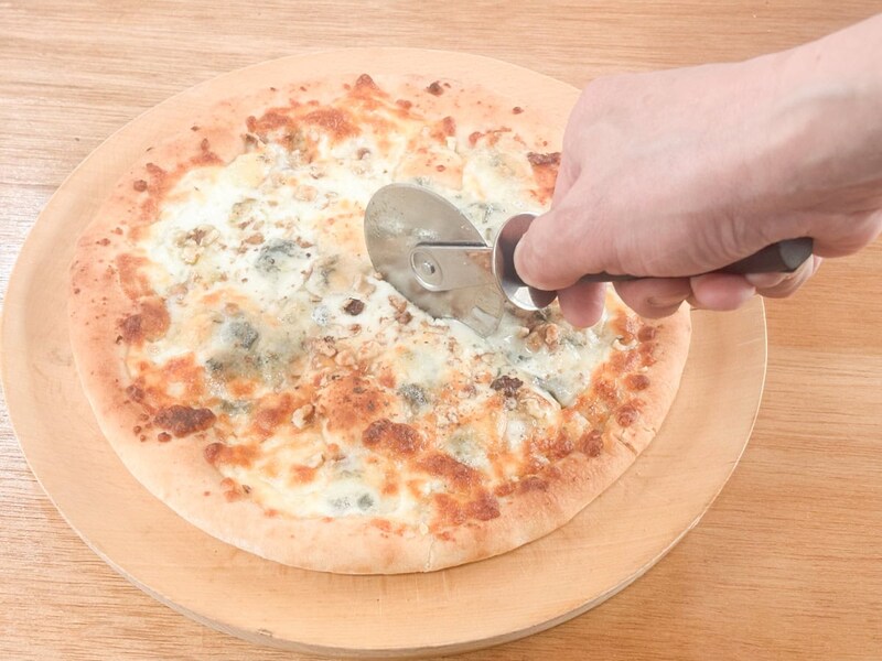 「ゴルゴンゾーラとくるみのピザ」はカットするとゴルゴンゾーラの香りがさらに広がり、期待感も増していきます