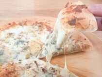 【業務スーパー】価格バグすぎて震える。イタリア直輸入「386円の冷凍ピザ」の実力が凄まじかった……3種食べ比べ