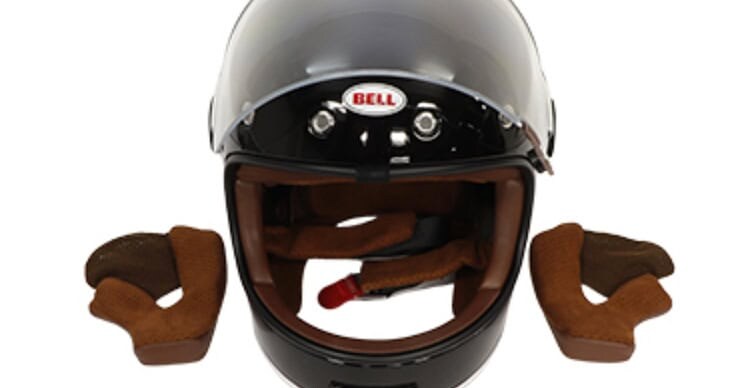 本国オリジナルモデルを日本人（アジア人）の頭の形状にフィットするように内装の改良が行われている