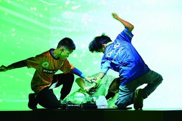 タカラトミー
BEYBLADE X CX-04 バトルエントリーセットC　「大人が参加可能な世界大会が開催」