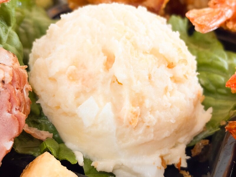 プレートのセンターポジションを占領しているのがポテトサラダです