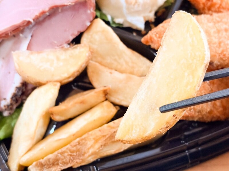 これはきっと、【業スー】の冷凍コーナーで売られているポテトフライでしょうか?　いたって普通のポテトフライがカラッとおいしく揚がっています