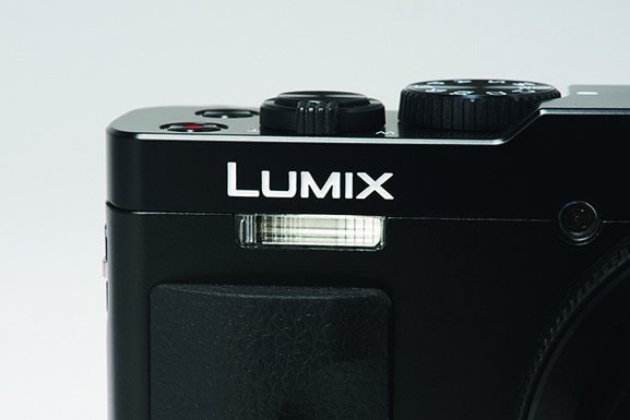 パナソニック
ルミックス TZ99　「初心者には嬉しいフラッシュ機能」
