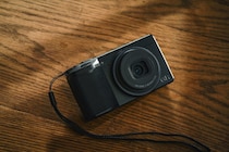 【スマホカメラには戻れない!?】今あえて“コンデジ”を選ぶ理由。リコー「GR Ⅳ」ほか、大人が買うべき大本命2選をプロが解説