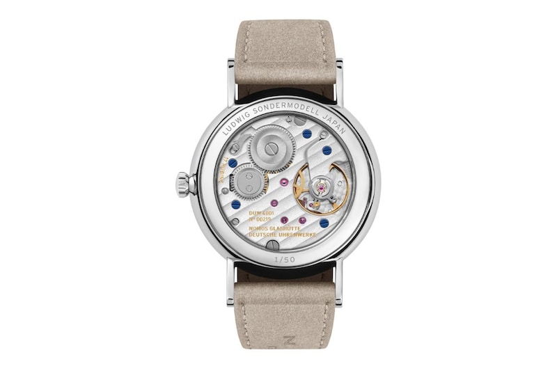 美しく時を刻む時計の内部には、パワーリザーブが53時間に強化されたノモスが誇る自社製手巻きムーブメントDUW4001を搭載