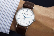 【ドイツ手巻時計の日本限定モデル】ノモス グラスヒュッテの新作「青柳」が美しすぎる。ドイツ時計と和の融合にため息