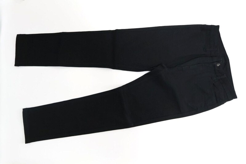 ほどよく足首に向かって細くなる適度なスキニー