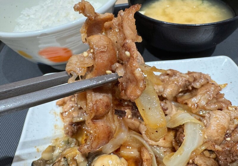 牡蠣の旨味を吸った牛焼肉の濃厚な味わいは、白米がどんどん進む美味しさ