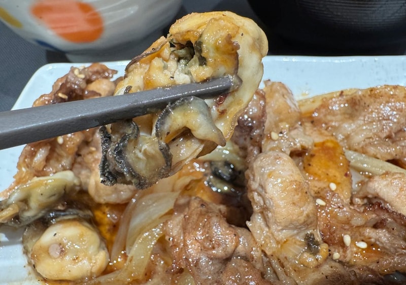 【白米泥棒がすぎる…】松屋に牡蠣が帰ってきた!新作「牛肉と牡蠣の炒め」に“100円キムチ”を追加する神アレンジが旨すぎる