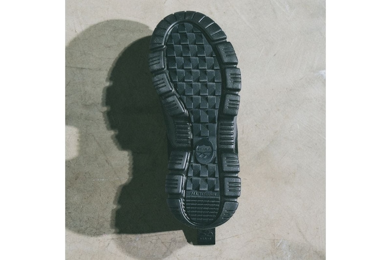 高耐久・高グリップのALL-TERRAINアウトソールで街歩きからアウトドアまで対応