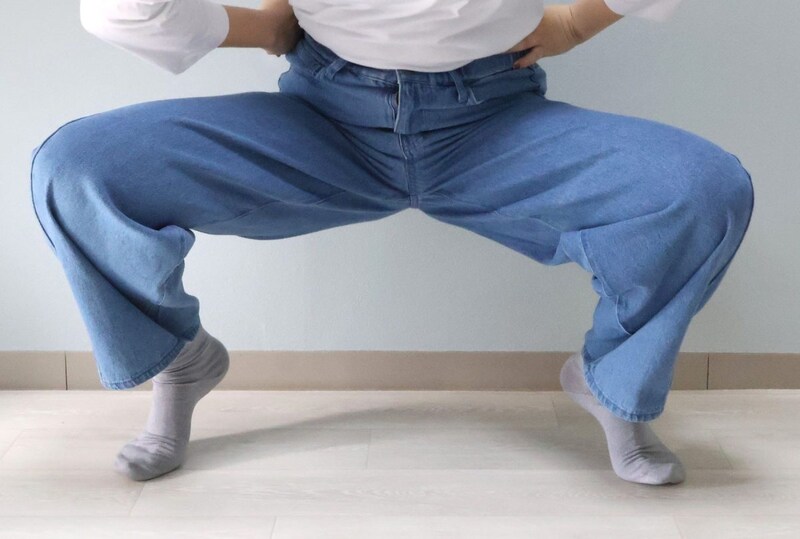 こんな姿勢でも全く圧迫感がない履き心地の良さ