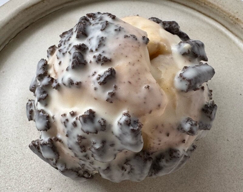 北海道限定の白いブラックサンダーをイメージした味わいと食感のクッキー＆クリームシュー