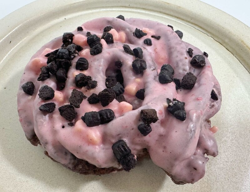 【北海道】ピンクなブラックサンダー クッキードーナツ