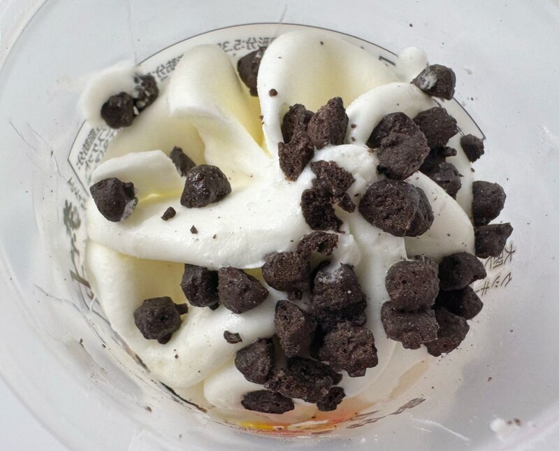 おなじみのコク深いミルクアイスと、クッキーを混ぜ込んだ香ばしいキャラメルアイス。その間には、ブラックサンダーの代名詞ともいえる「ザクザク食感のココアクッキー」がこれでもかと挟まれています。