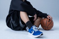 【手を使わず履ける傑作シューズ】脱ぎ履きのストレスゼロ！コンバース「デイスター スリットスライド」に春の足元を彩る新色が登場