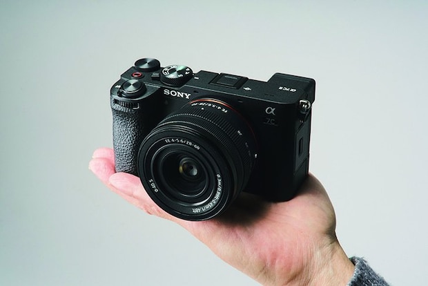 ソニー α7C II ズームレンズキット　「ほぼスクエアでバッグに収納しやすい」