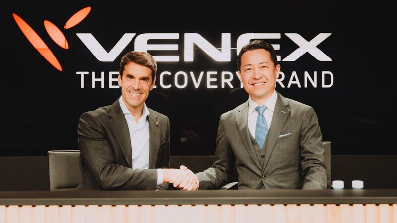 左からレアル・ソシエダ会長のヨキン・アペリバイ氏、ベネクス取締役COOの菱沼信之氏