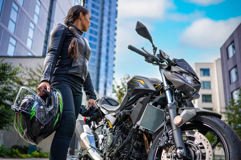 カワサキの新型スーパーネイキッド「Z500」