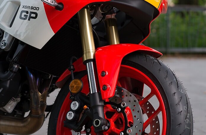 専用開発となるKYB製のフロントサスペンション