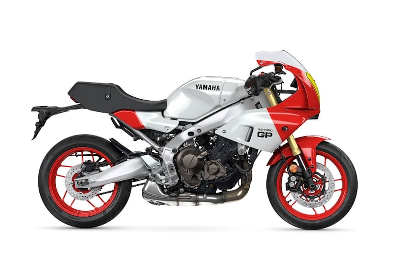 【反則級のカッコ良さ】ヤマハ「XSR900 GP」の新色が最高すぎる！ 80年代の伝説的レーサーを完全再現した“ネオクラシックの傑作”を徹底解説