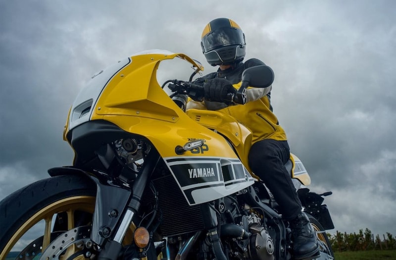 【反則級のカッコ良さ】ヤマハ「XSR900 GP」の新色が最高すぎる! 80年代の伝説的レーサーを完全再現した“ネオクラシックの傑作”を徹底解説