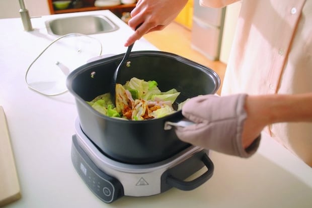 2 炒める 油や具材が飛び散りにくい！