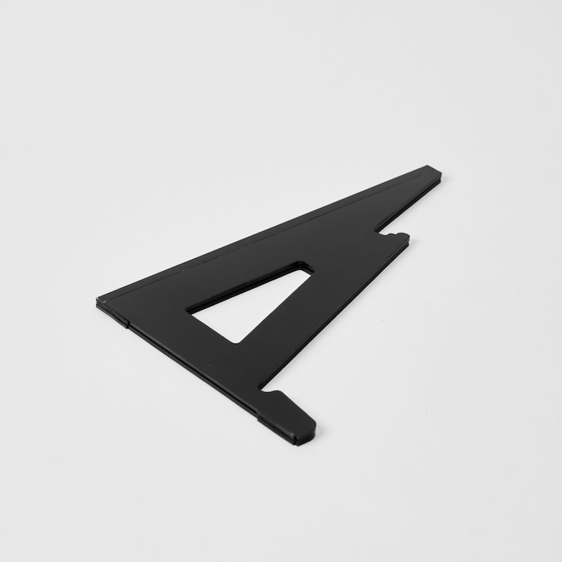 職人が平板から1枚ずつカットし、「匠の技」によるカッティング技術で断面が滑らか仕上げ