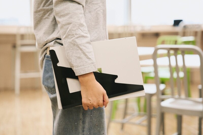 硬く割れやすかったアクリル製に対し柔軟で割れにくいポリプロピレン製（PP）に変更することにより、重量約175gから約140gへと軽量化に成功