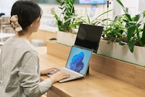 【出先の作業効率爆上げ】カフェでも“縦型デュアル”化がハンパない！さらに安く、軽量化したNECの「最強スタンド」を試してみた