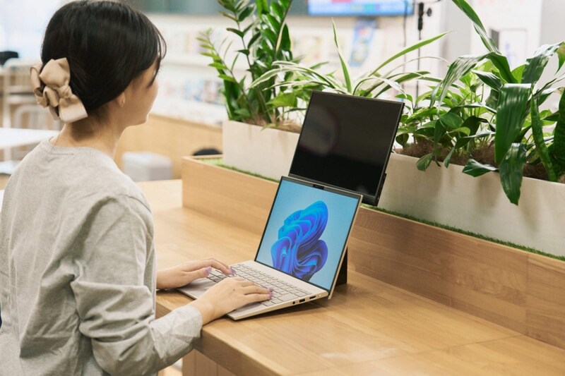 【出先の作業効率爆上げ】カフェでも“縦型デュアル”化がハンパない!さらに安く、軽量化したNECの「最強スタンド」を試してみた